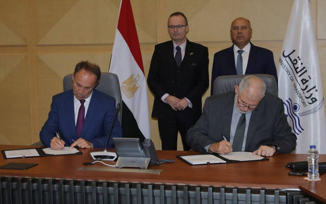 سكك حديد مصر وسكودا التشيكية توقّعان عقد تأهيل 280 قطاراً